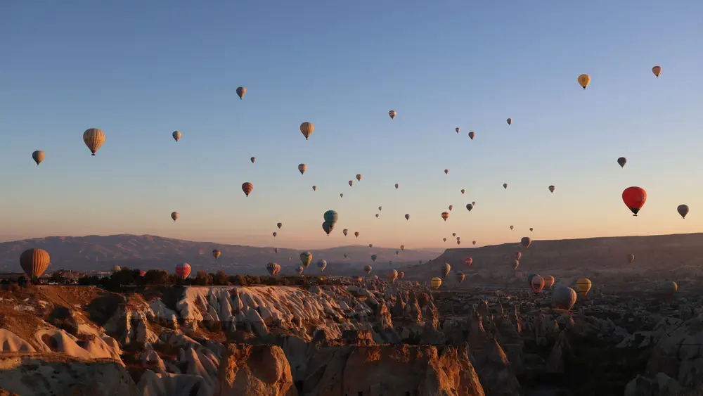 Globos aerostáticos sobre los valles de Capadocia al amanecer, Turquía