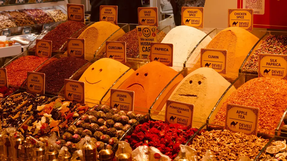 Especias e infusiones expuestas en una tienda de especias tradicional turca