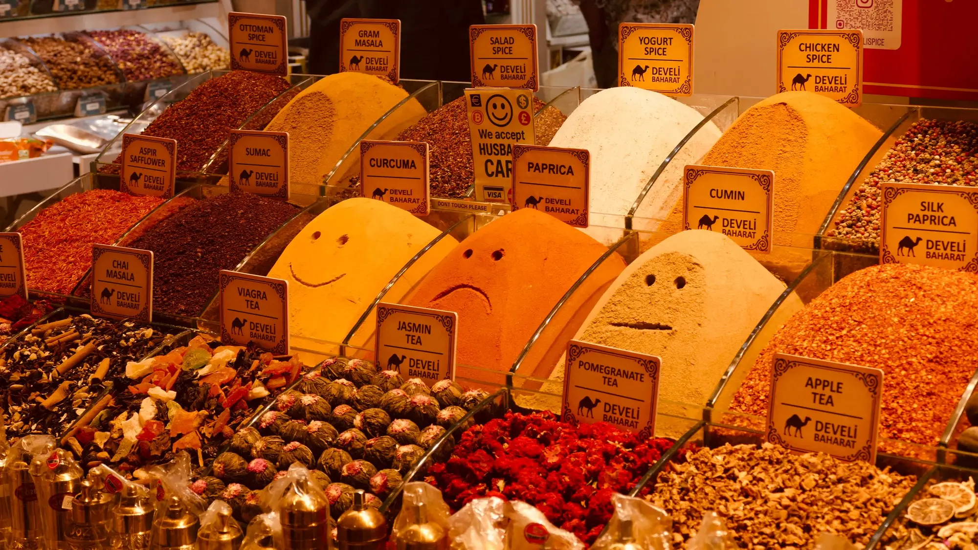 Especias e infusiones expuestas en una tienda de especias tradicional turca